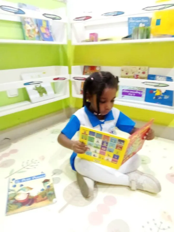 Petite fille lisant un livre